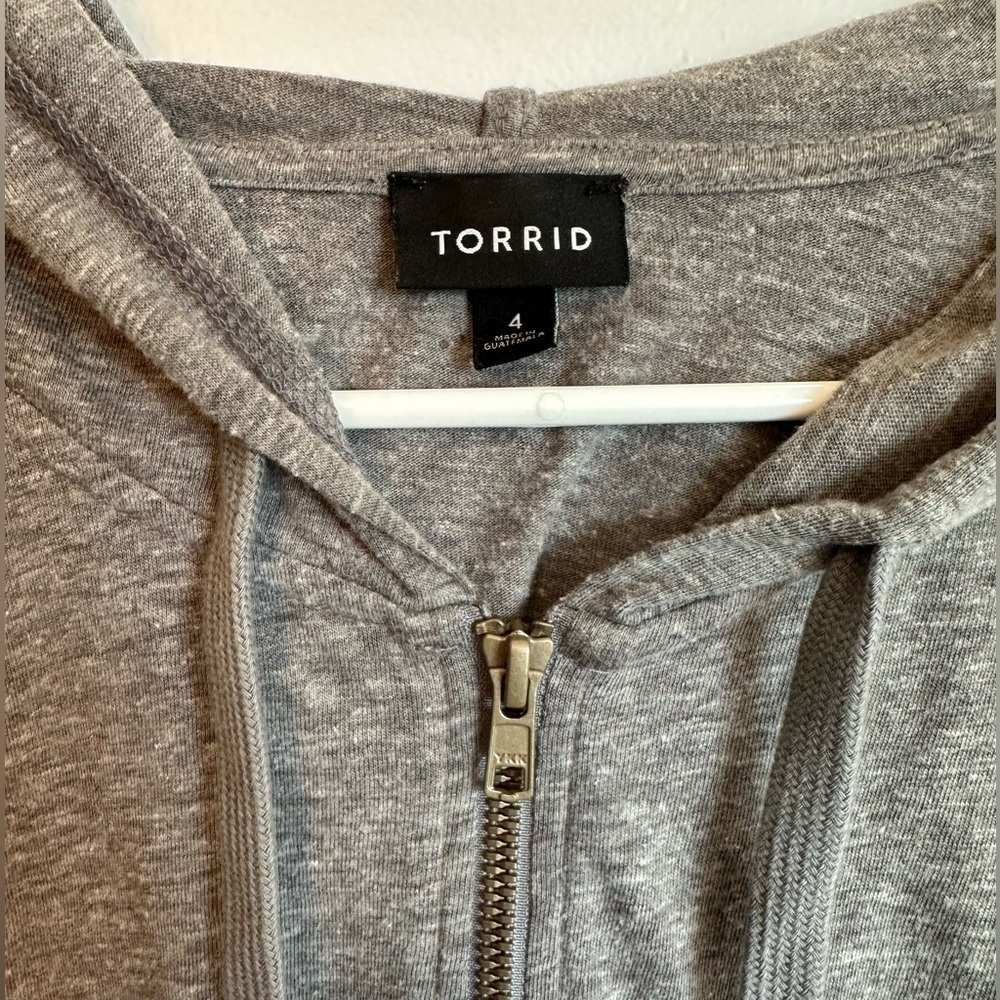 SOLD- Torrid Womens Zip Up Hoodie Size 4 Plus Size Solid Grey Design Hood Full - Picture 2 of 6
